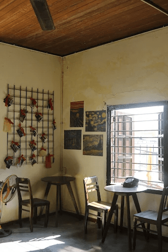 A cozy retro corner at Reply 1988 Cafe, capturing the nostalgic charm of Danang coffee culture. (Source: Nga Coffee 7 Desserts)